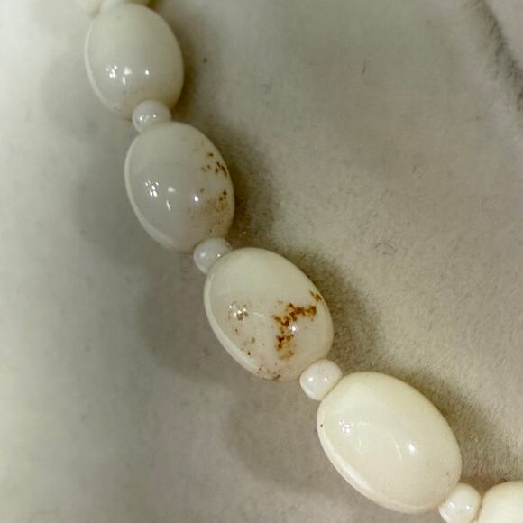 Vintage 50s 60s Cream Single Strand Graduated Bead Necklace Mod Retro Classic - Picture 6 of 7
